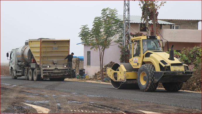 Haliliye'de kırsal mahallelerde sathi asfalt çalışmaları sürüyor