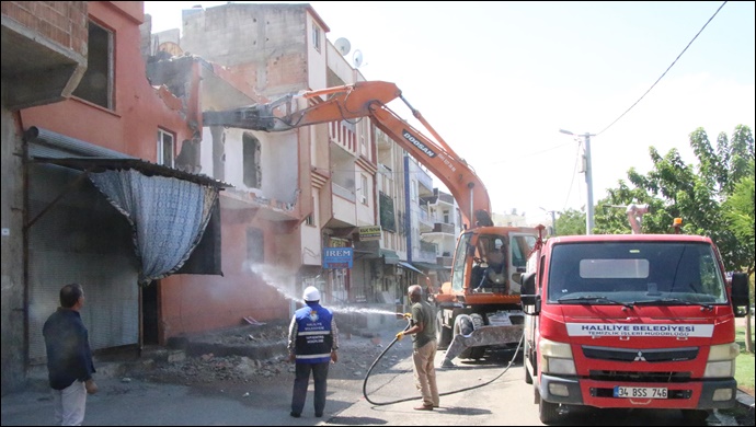 Haliliye’de Riskli Ve Metruk Yapıların Yıkımı Gerçekleştiriliyor-(VİDEO)