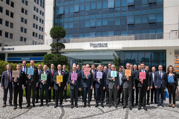 Halkbank’tan ‘Gülümseyen Kitap’ projesi 