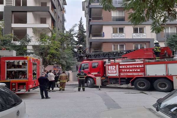 Hatay'da apartmanın garajdaki otomobil yandı