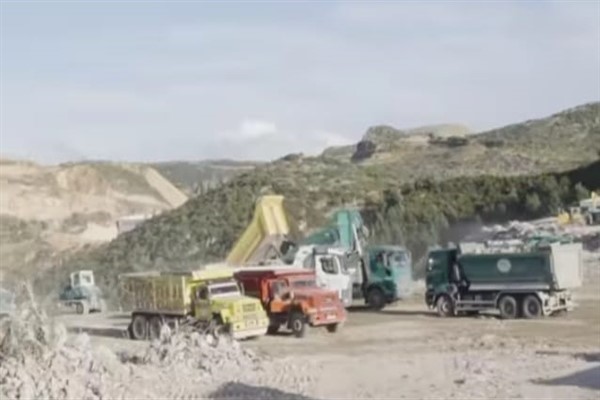 Hatay'da enkazdan çıkan molozlar taşınıyor