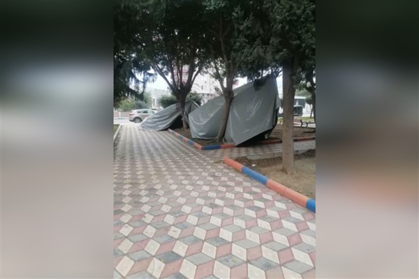 Hatay'da fırtına nedeniyle çadırlar zarar gördü 