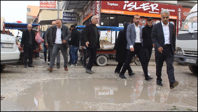 HEDEP heyeti kayyımın çamur deryasına çevirdiği Suruç'u gezdi