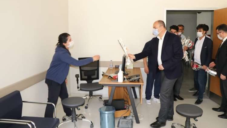 Hemşirelere Başkan Aksoy’dan anlamlı ziyaret