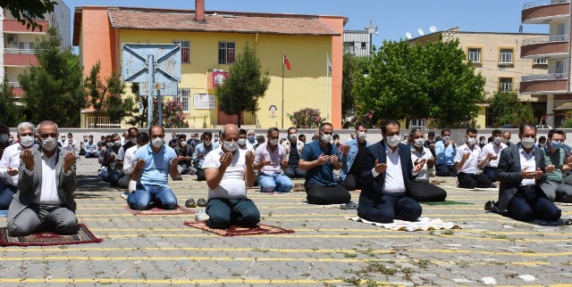 Hilvan’da 2,5 ay aradan sonra ilk Cuma namazı kılındı