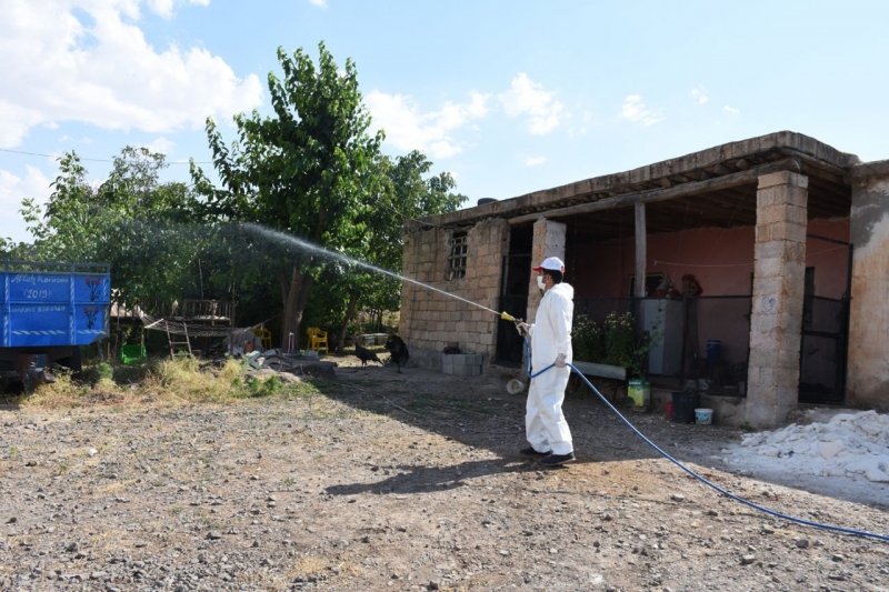 Hilvan’da karantinaya alınan alanlar dezenfekte edildi