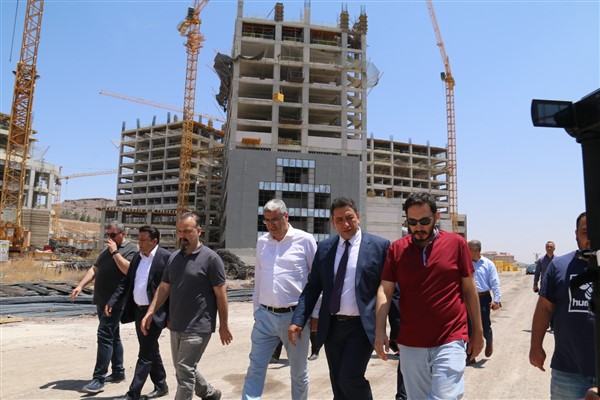 İ Sağlık Müdürü Solmaz, Şanlıurfa Şehir Hastanesi'nde incelemelerde bulundu