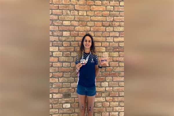 İBB sporcusu triatloncu İpek Öztosun Sırbistan'dan madalya ile döndü