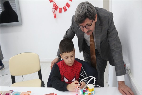 İl Milli Eğitim Müdürü Yalçın'dan atölye öğrencilerine ziyaret 