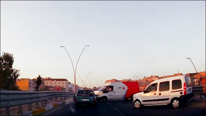 İpekyol Caddesi'nde zincirleme kaza: Araç yola sıkıştı-(VİDEO)