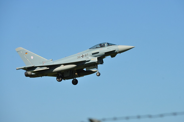 İsrail savaş uçakları mülteci kampının batısındaki El Faluja'yı vurdu