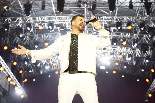 İstanbul Festivali'nde 75 bin kişilik 90'lar partisi