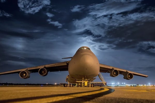 İstanbul Havalimanı'nda kargo uçağının güvenli bir alana taşınma çalışmaları sürüyor