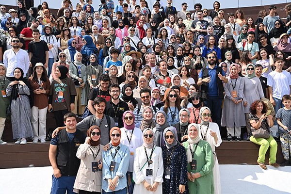 İyilik Şampiyonası’nda 300 öğrenci aynı anda kitap okudu