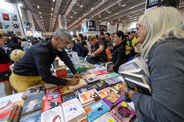 İZKİTAP devam ediyor