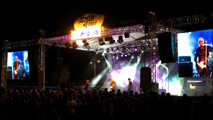İzmir +1 Fest sahnesi Bulutsuzluk Özlemi efsanesini ağırladı