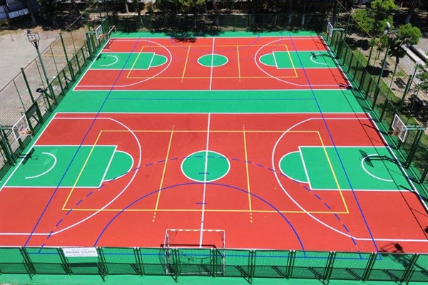 İzmir Atatürk Lisesi’ndeki açık spor alanlarının zemini yenilendi