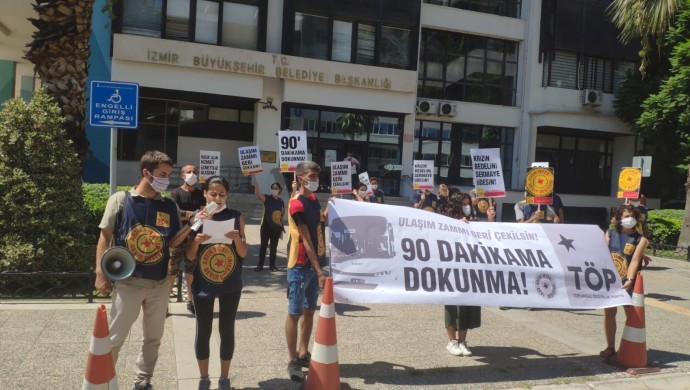 İzmir Büyükşehir Belediyesi önünde ulaşım zammı protestosu