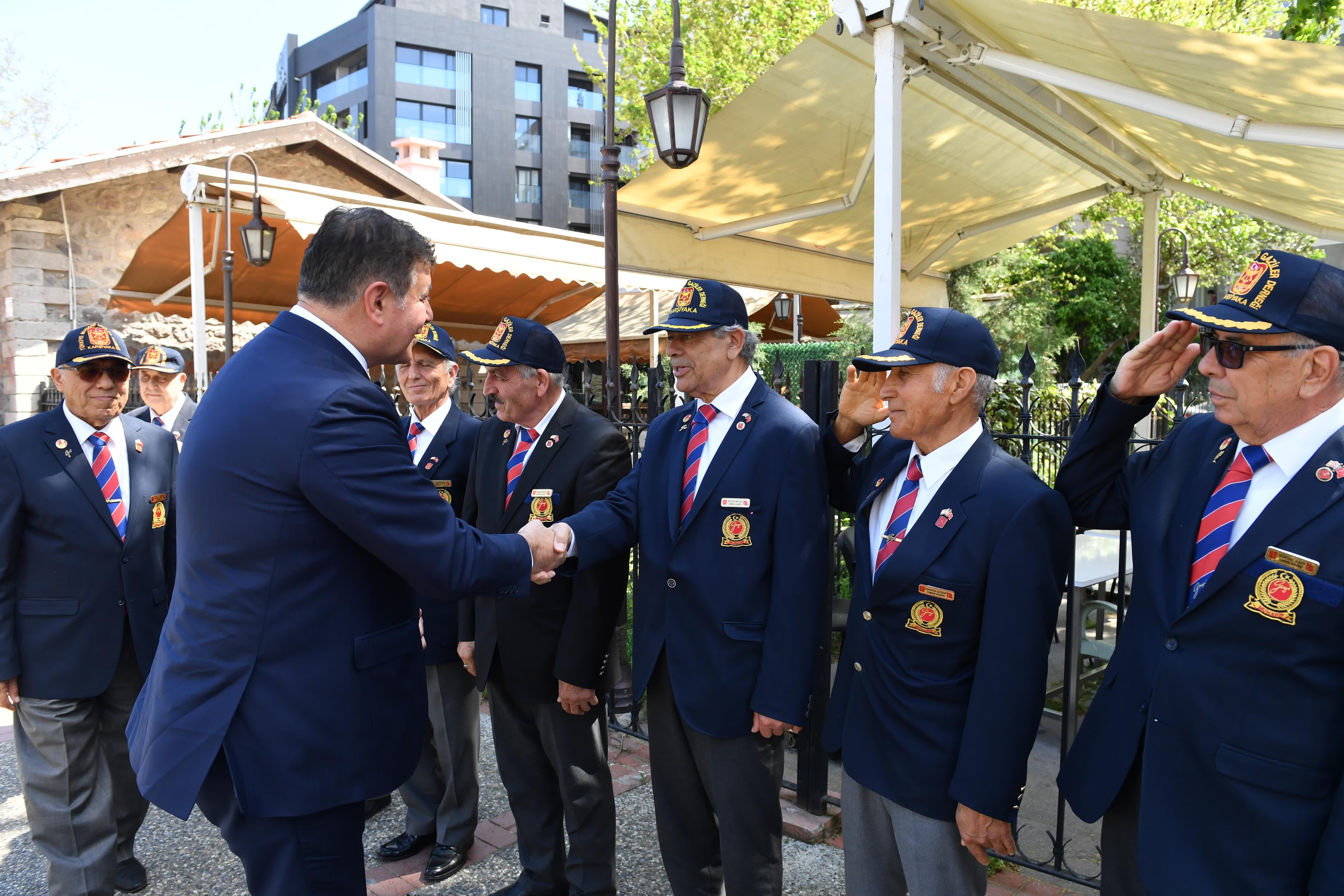 İzmir Büyükşehir Belediye Başkanı Tugay'dan gazilere ziyaret