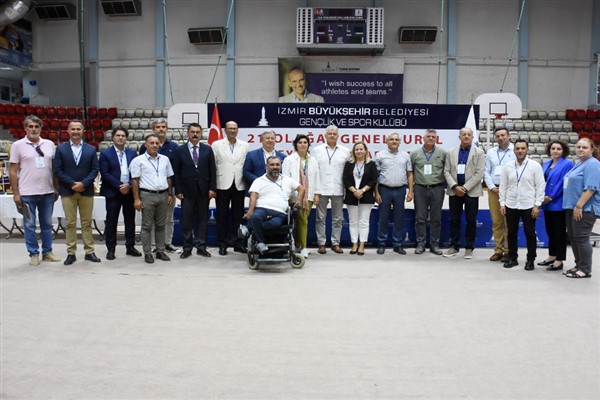 İzmir Büyükşehir Belediyesi Gençlik ve Spor Kulübü'nde bayrak değişimi