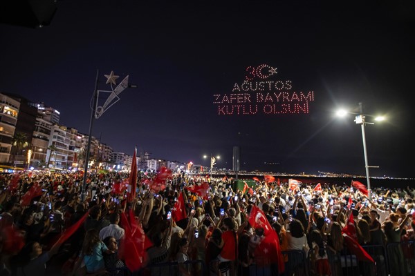 İzmir Büyükşehir Belediyesi’nden Gündoğdu Meydanı’nda dron gösterisi 