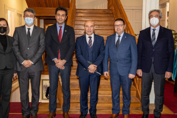 İzmir Büyükşehir Belediyesi’nden Türk Kızılayı’na destek