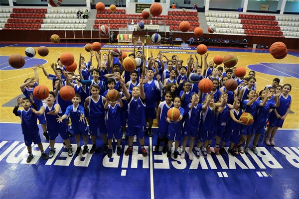 İzmir Büyükşehir Belediyesi spor okullarında yeni dönem başladı