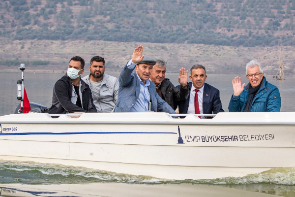 İzmir Büyükşehir Belediyesi tarlaları baraj altında kalan çiftçiye tekne hibe etti
