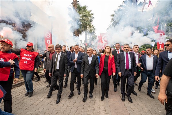 İzmir'de 18 bin işçi, toplu sözleşmeyi bayram havasında kutladı