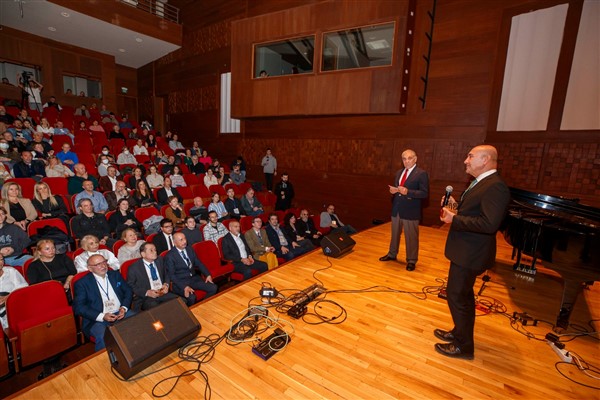 İzmir'de Cumhuriyet’in 100’üncü yılı temalı beste yarışmasının ödül töreni yapıldı