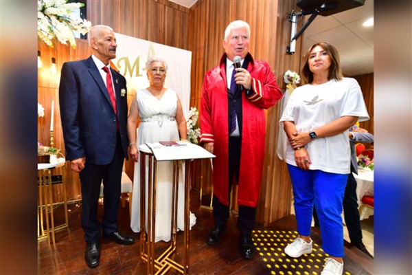 İzmir’de huzurevinde tanışan çift evlendi