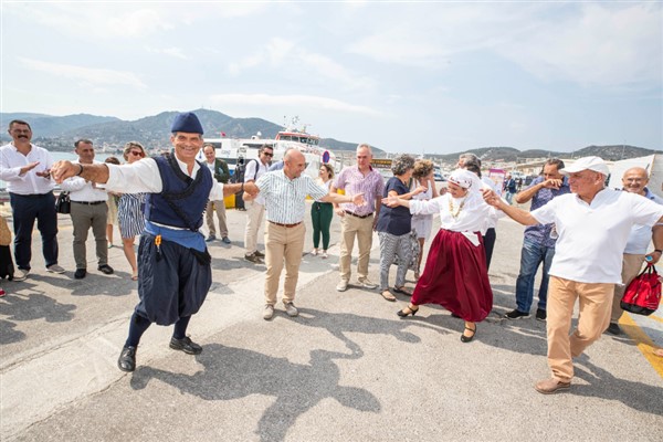 İzmir-Midilli seferleri sezonu dostluk mesajlarıyla kapattı