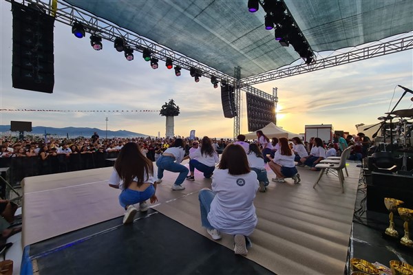 İzmir Uluslararası Gençlik ve Dans Festivali renkli görüntülere sahne oldu