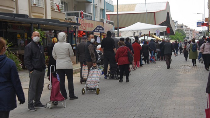 İzmir’de yasak öncesi pazar kuyruğu