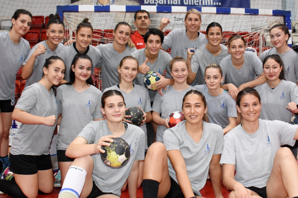 İzmirli hentbolcular Avrupa sahnesinde