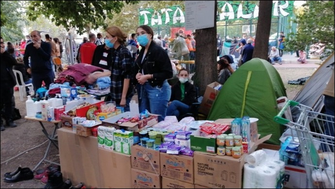 İzmirlilerin yardımına gönüllü yurttaşlar koşuyor