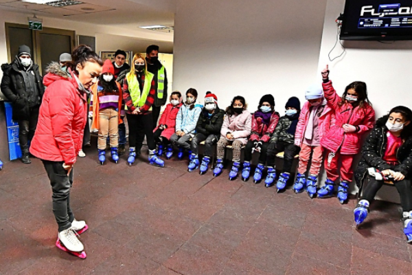 Kadifekaleli çocuklara karne hediyesi