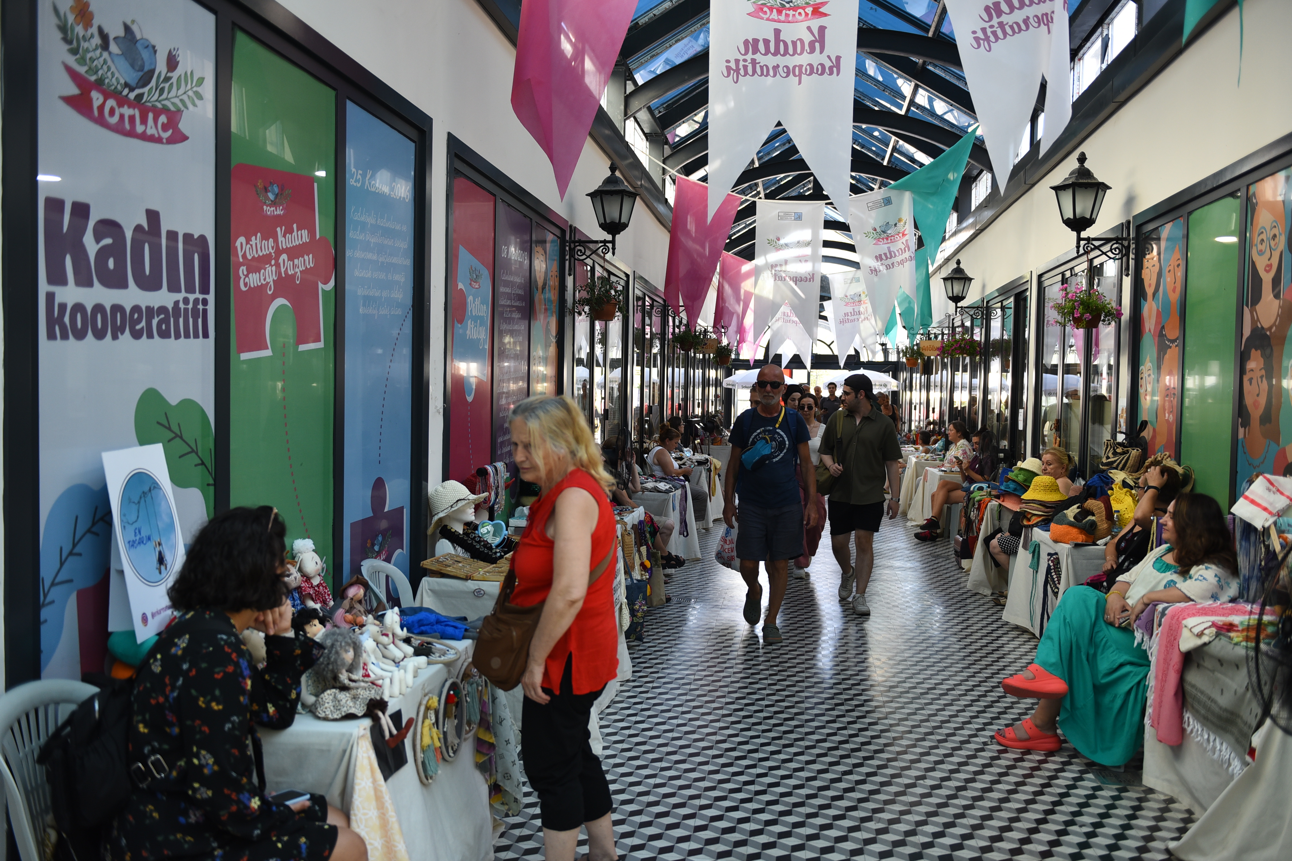 Kadıköy'de Potlaç Kadın Emeği Pazarı açıldı
