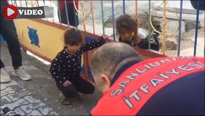 Kafası demir parmaklığa sıkışan Suriyeli çocuk kurtarıldı