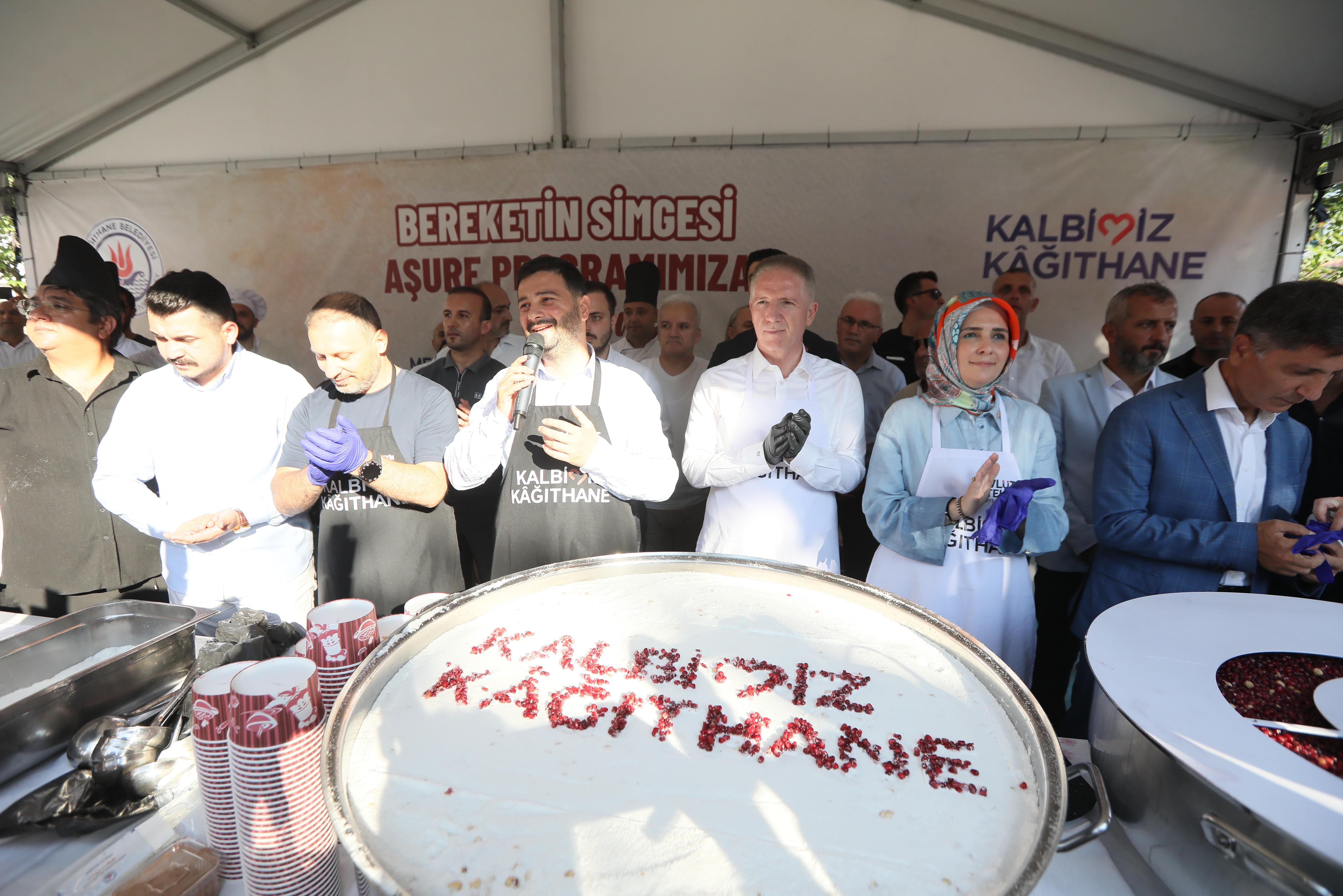 Kağıthane'de vatandaşlara 35 bin kase aşure ikram edildi