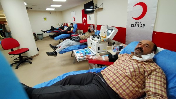 Kan bağışçıları yasakta da umut olmaya devam etti