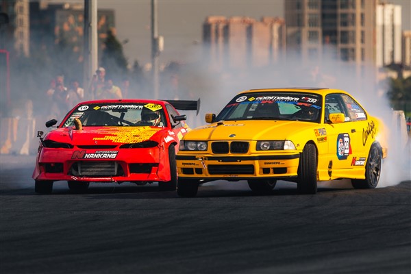 Kapı kapıya renkli mücadele