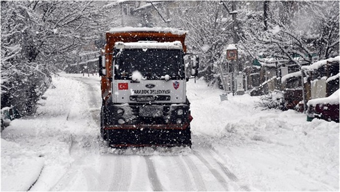 Kar küreme ve tuzlama çalışmaları devam ediyor