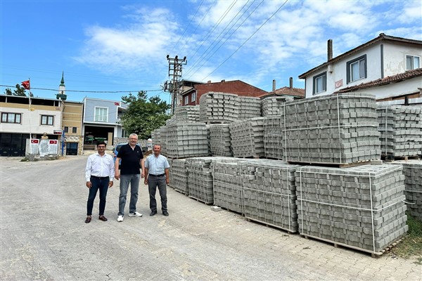 Karacabey’de asfalt ve parke taşı çalışmaları sürüyor
