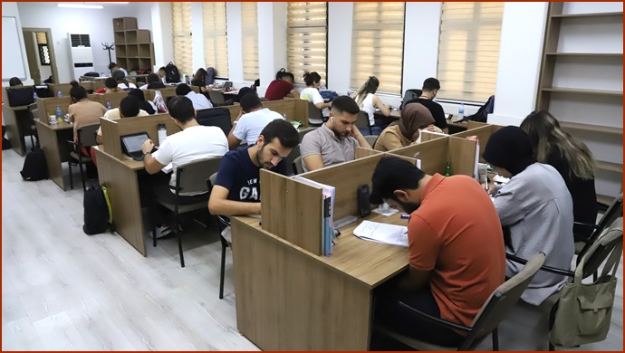 Karaköprü Belediyesi Okuma Evleri, Gençlerin Sınav Hazırlığına Destek Oluyor