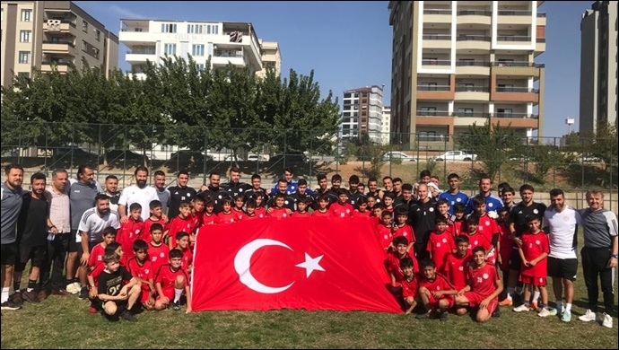 Karaköprü Belediyespor'dan miniklere Cumhuriyet Hediyesi