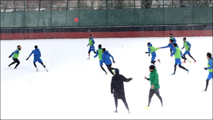 Karaköprü Belediyespor Futbolcuların Karlı Havada Yomraspor Hazırlığı