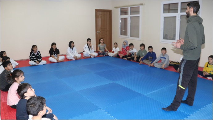 Karaköprü 'de Çocuklar Ara Tatili Sporla Değerlendiriyor-(VİDEO)