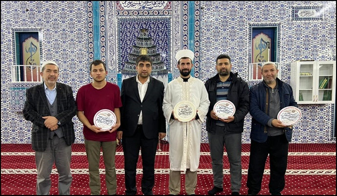 Karaköprü Kur'an mukabelesine katılan hafızlara plaket