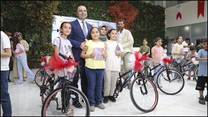 Karaköprü'de En Çok Kitap Okuyan Öğrenciler Bisikletle Ödüllendirildi